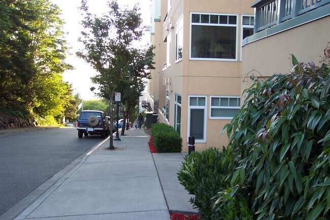 Foto del edificio - Gorgeous 1-BR + Den, Downtown Kirkland Condo, Steps to the Lake!