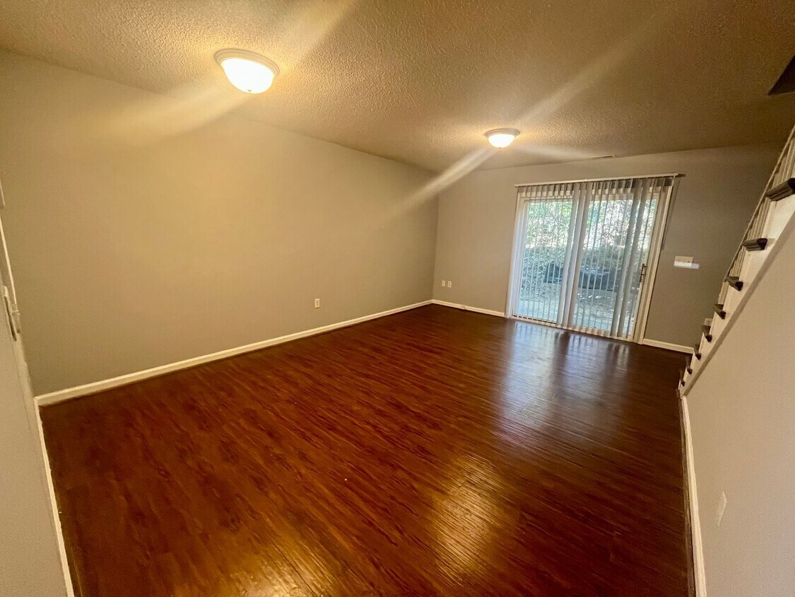 Foto principal - 2 Bedroom 1.5 Bath Townhouse
