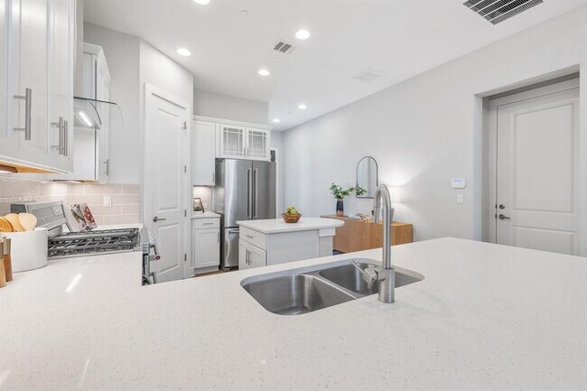 Foto del edificio - 4323 Spicewood Springs Rd