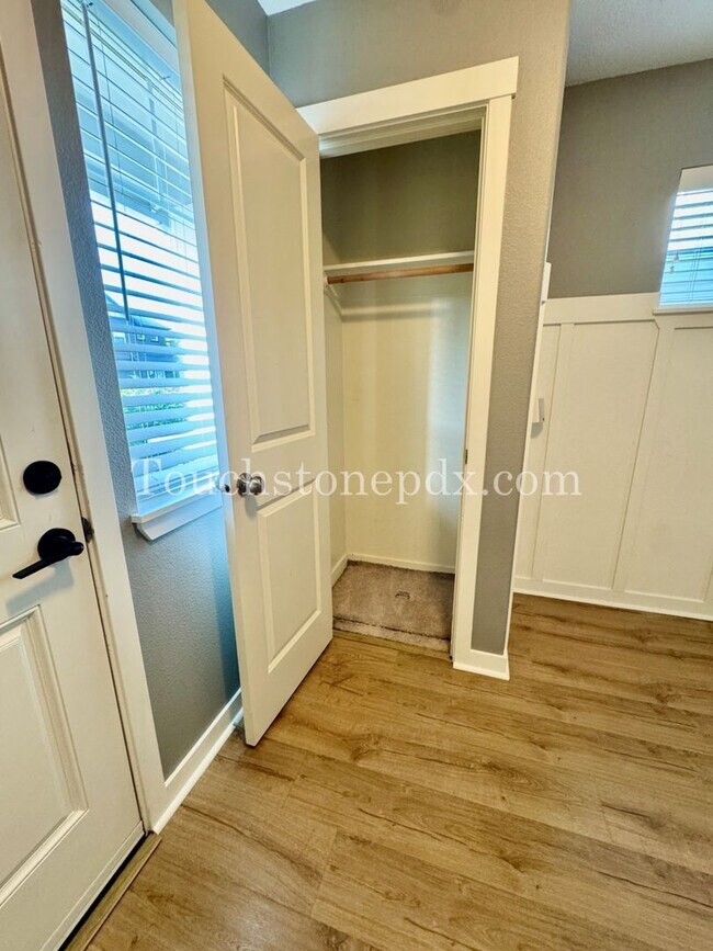 Foto del edificio - Sprightly 4BD|2.5 BA Home Near Molalla River