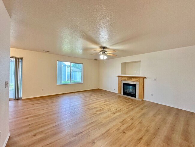 Foto del edificio - Newly Renovated Expansive Multi story 4 be...
