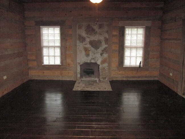 Building Photo - Log cabin