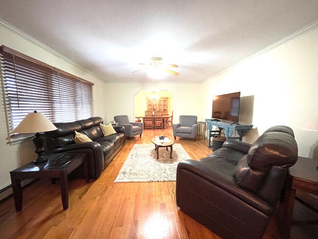 Foto del edificio - 84 Baiting Hollow Ln