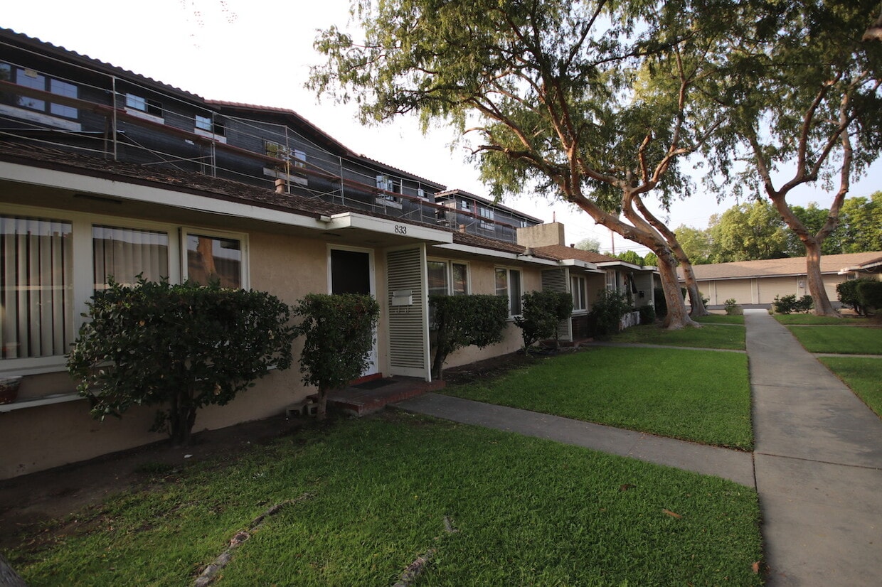 Primary Photo - 833 W Huntington Dr