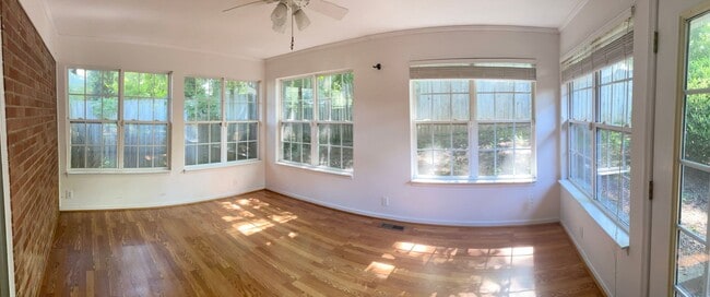 Foto del edificio - SINGLE FAMILY HOME IN THE CITY