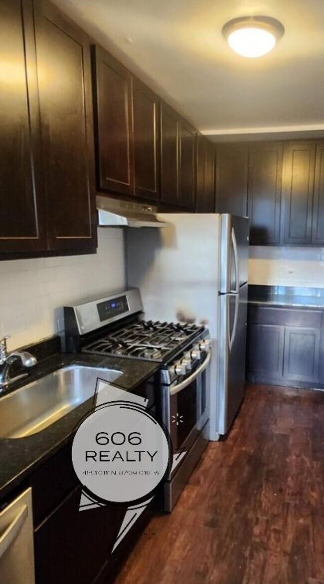 Foto del edificio - Rehabbed Units in Wonderful Oak Park!