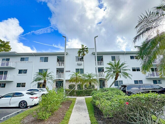 Foto del edificio - 2430 NE 135th St