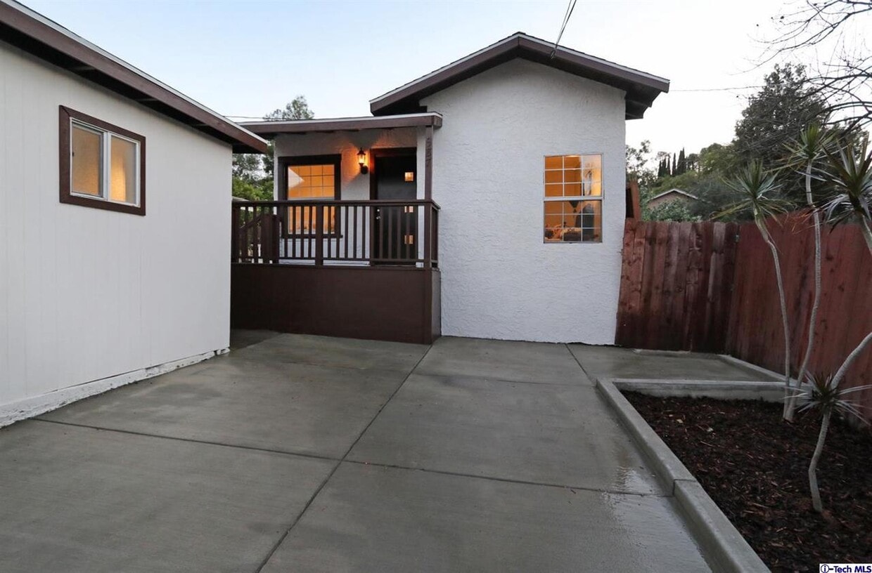 Front view - 987 El Paso Dr