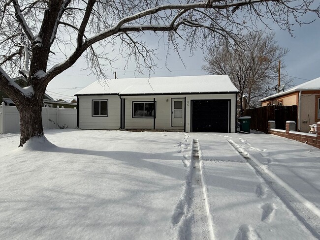 Building Photo - 2Bedroom 1Bath Large Back yard Newly remod...