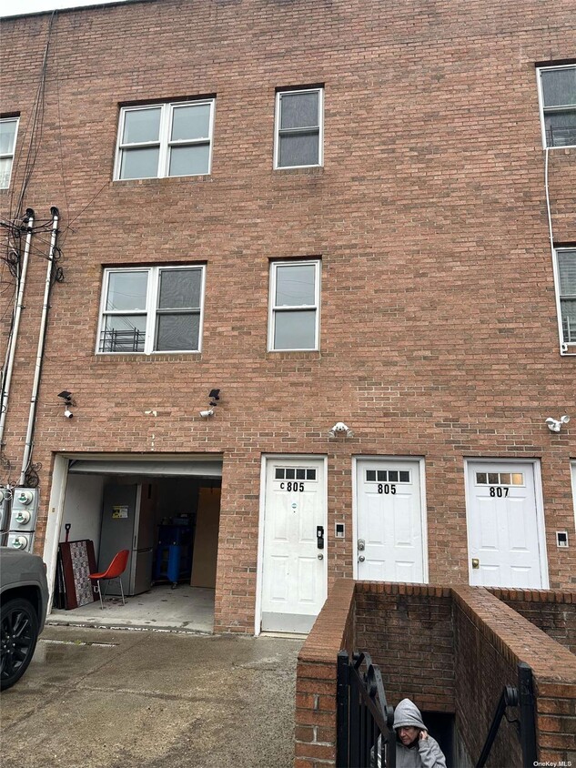 Primary Photo - 805 Barbey St