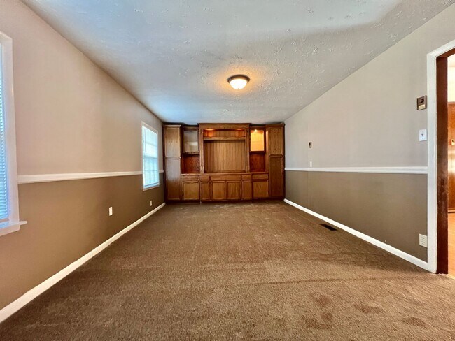 Building Photo - 3 Bed, 2 Bath Home w/ Privacy on 3 Acre Lot