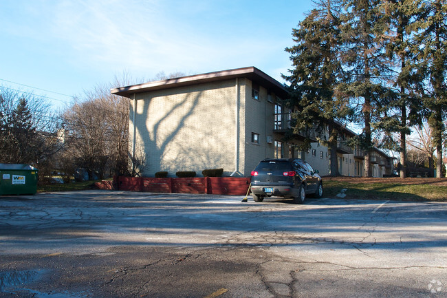 Building Photo - Delafield Courtyard