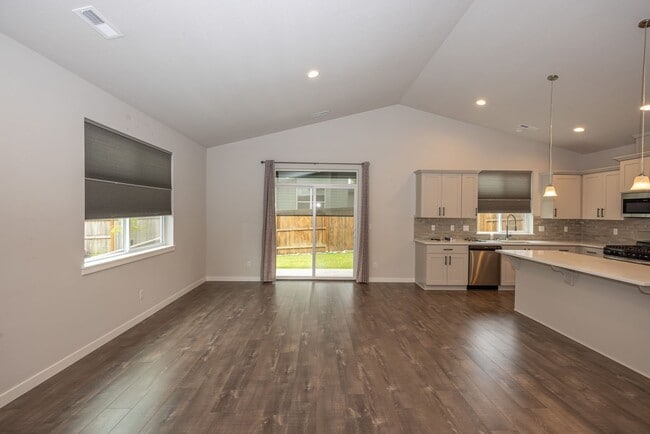 Building Photo - 3 Bedr Ranch Home in Ramble Creek Community