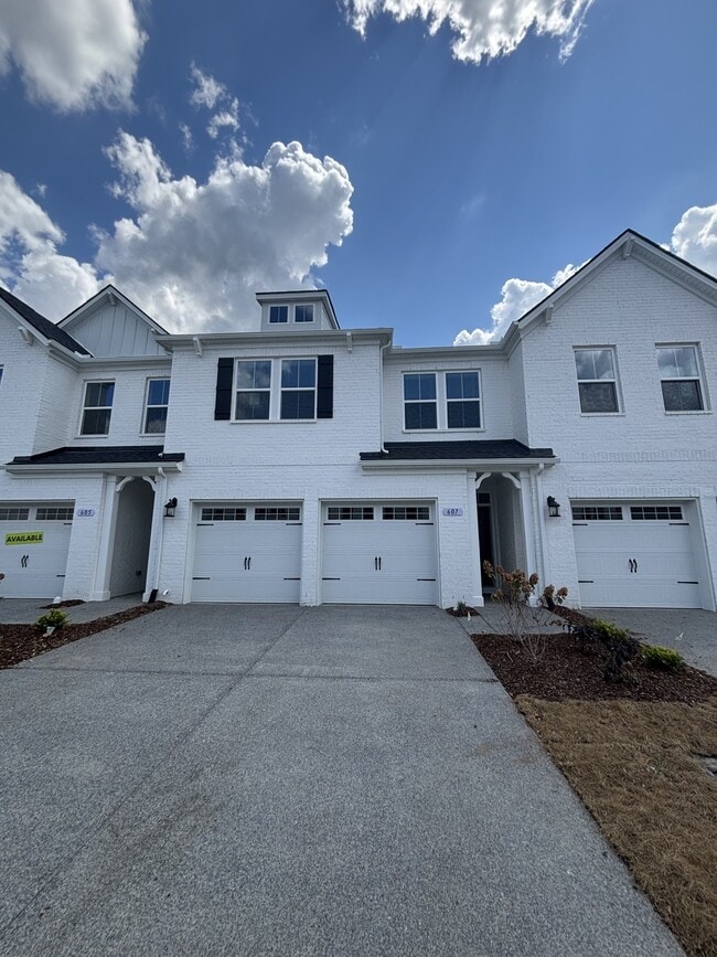 Building Photo - 607 Club View Way