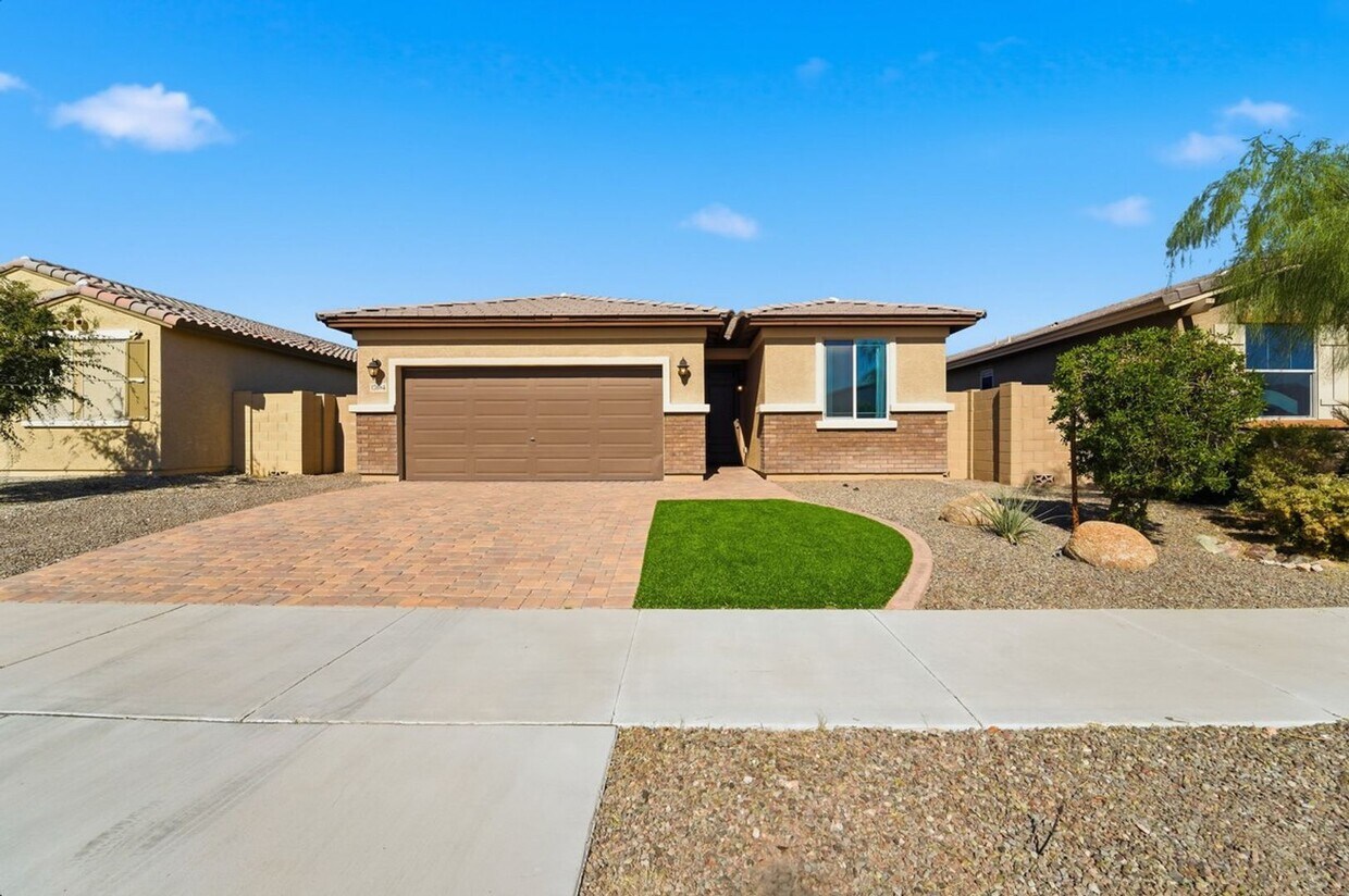 Foto principal - Modern Surprise Home with 3-Car Garage and Designer Upgrades