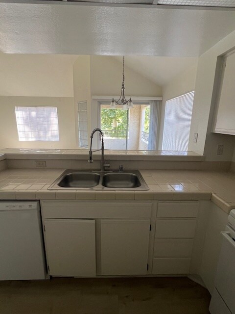 Foto del edificio - 4240 Lost Hills Rd