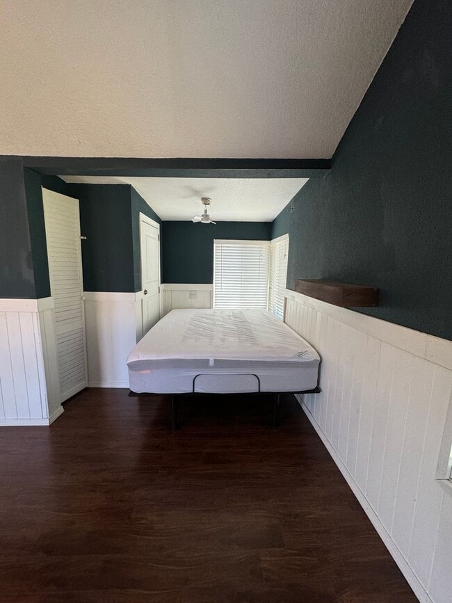 Building Photo - Hard to find studio with all utilities included and fenced yard!