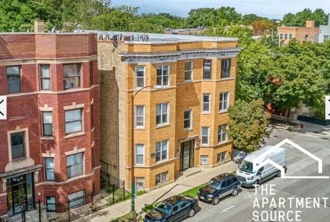 Building Photo - 1024 N Damen Ave