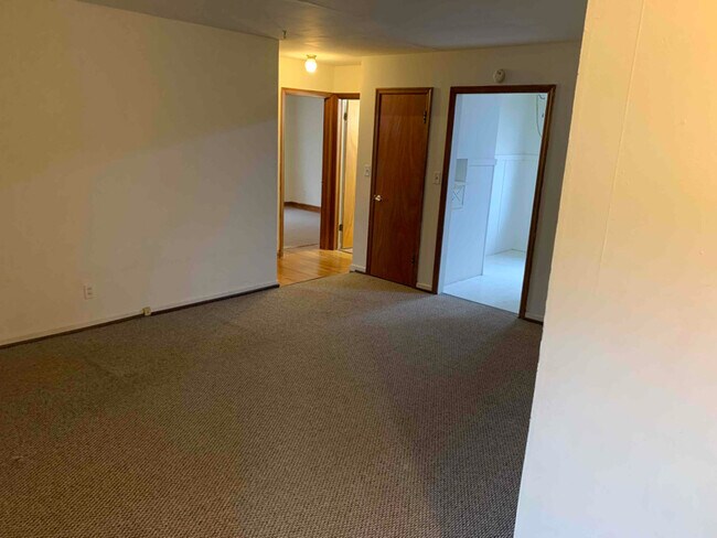 Building Photo - 713 W 8th St