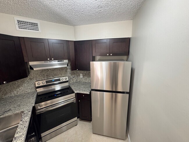 Foto del edificio - 211 Lake Pointe Dr