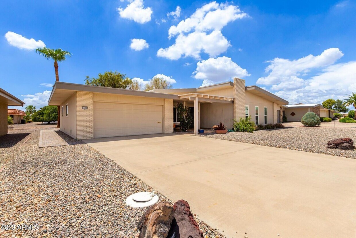 Primary Photo - Large 2 Bedroom, Den and Office Sun City H...