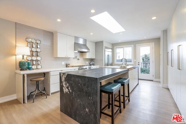 Building Photo - 9016 Dicks St