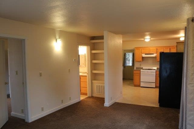 Building Photo - Near Sequoia Zoo and Park, Cozy 2/1 with l...