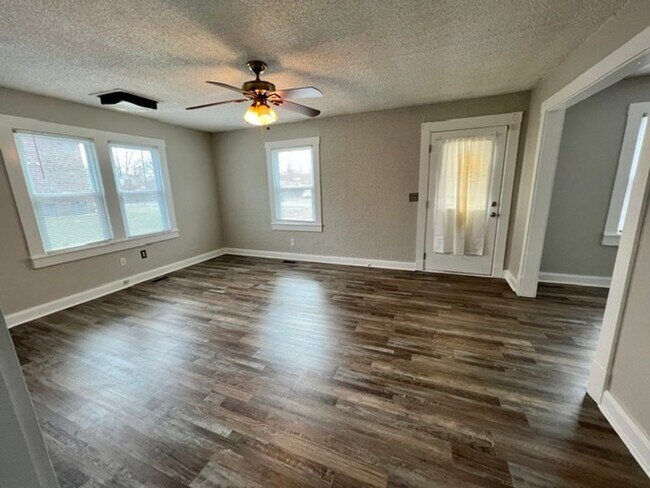 Building Photo - 2 BR 1 BA Single Family Home in Murfreesboro