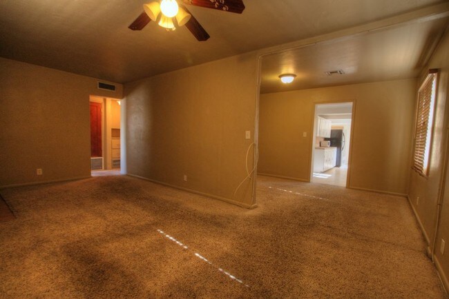 Building Photo - 4 Bed  With Pool Next To UMC/UA
