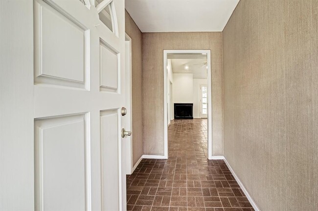 Building Photo - 6013 Valley Forge Dr