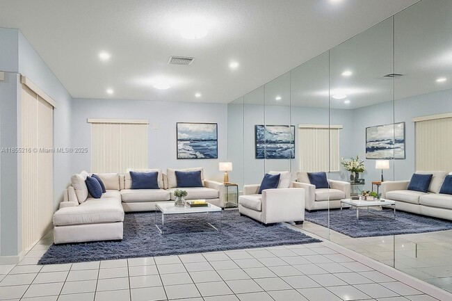 Foto del edificio - 18130 NW 66th Ct