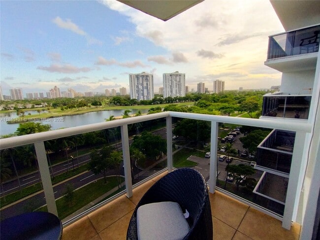Foto del edificio - 3625 N Country Club Dr