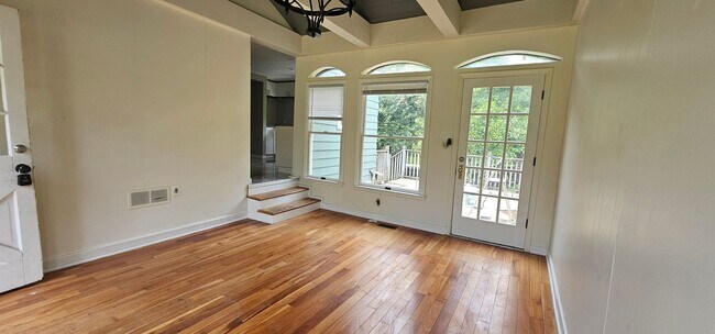 Foto del edificio - Amazing House with Large Lot in Franklin V...