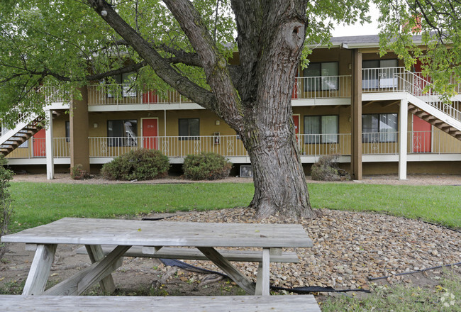 patio - Cedar Lakes Apartments