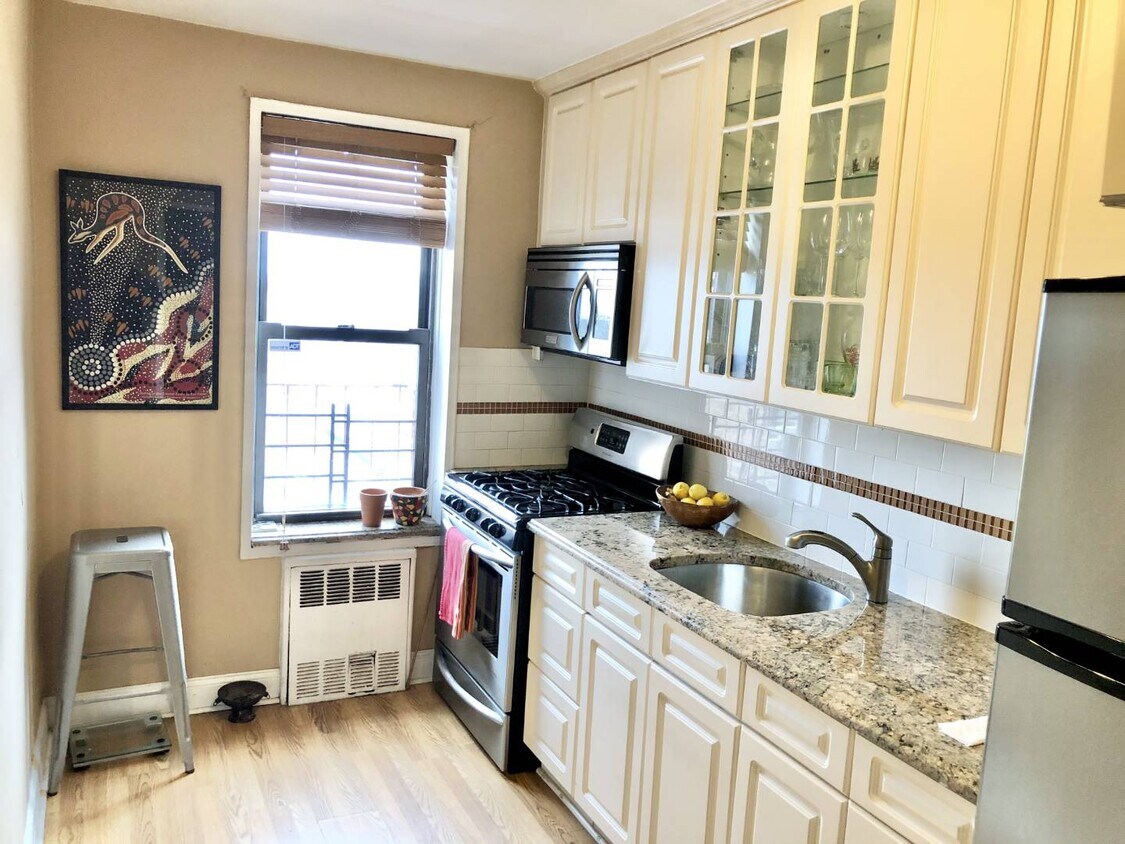 Foto principal - 282 E 35th St