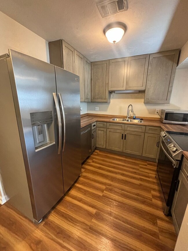 Foto del edificio - Spacious, Updated 3x2 Townhome Near FSU & TCC