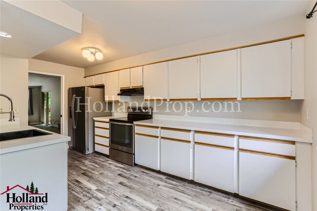 Building Photo - Lovely 2 bedroom 1 bath condo with garage.