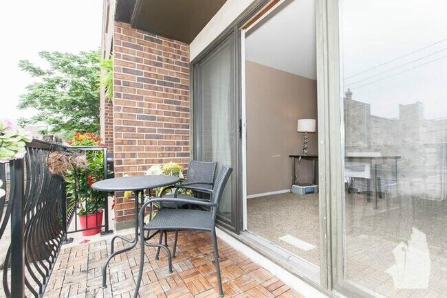 Building Photo - Fantastic 3Bed/2.5Ba duplex with natural l...
