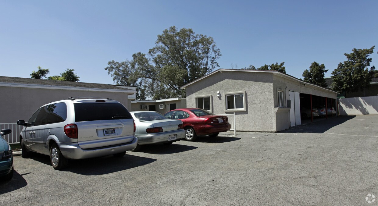 Foto del edificio - 8942-8952 Cypress Ave