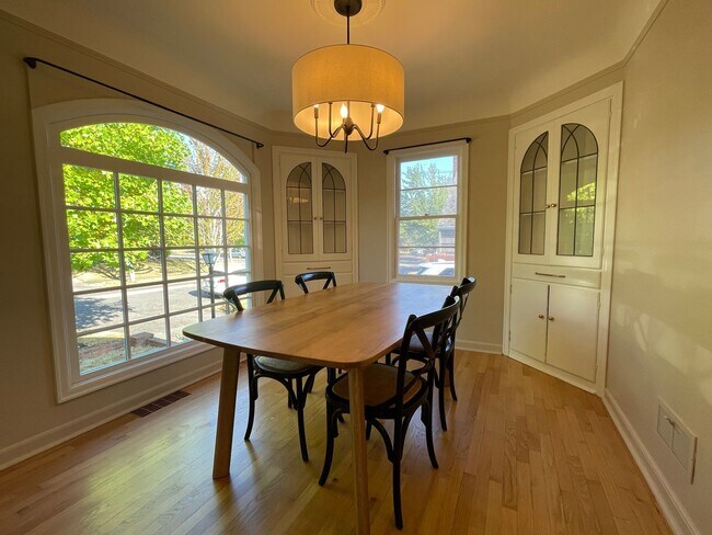 Building Photo - Charming 3-Bedroom Cottage in Jefferson We...