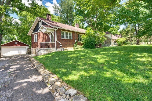 Building Photo - Charming 3BR/2BA Brick Cottage in the Hear...