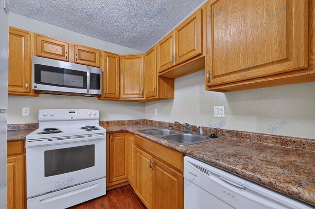 Building Photo - 305 Cliff Dr