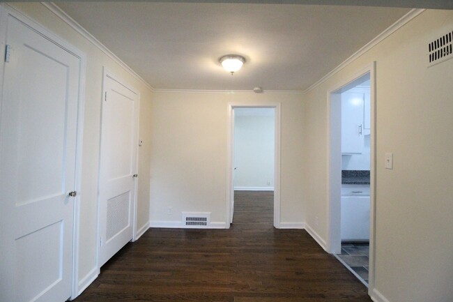 Building Photo - One Bedroom Duplex in North Kansas City