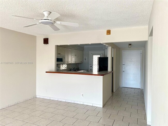 Foto del edificio - 400 Golden Isles Dr