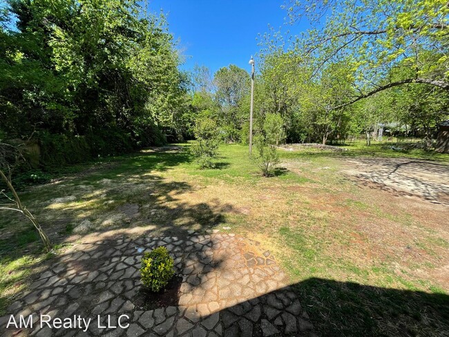 Building Photo - 3 br, 1 bath House - 646 Bradford Drive