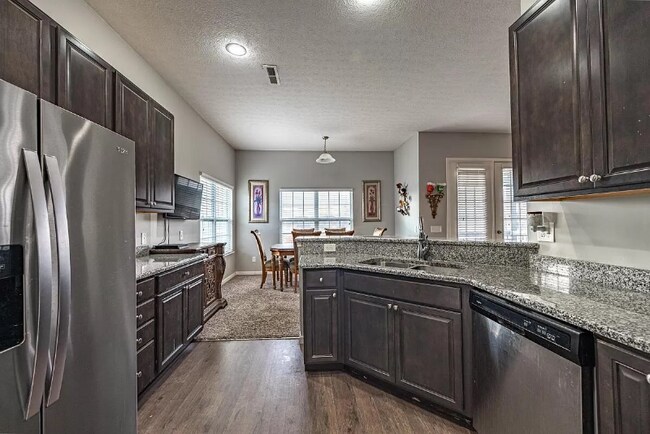 Foto del edificio - 660 Redwood Ln