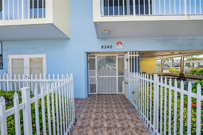 Foto del edificio - 8340 Harding Ave