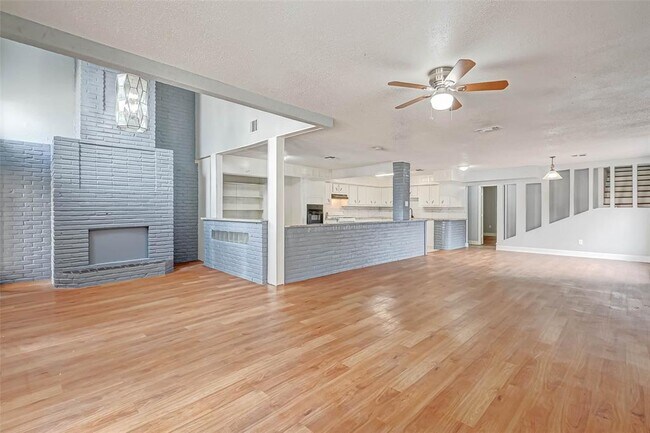Foto del edificio - 2823 Trail Lake Dr
