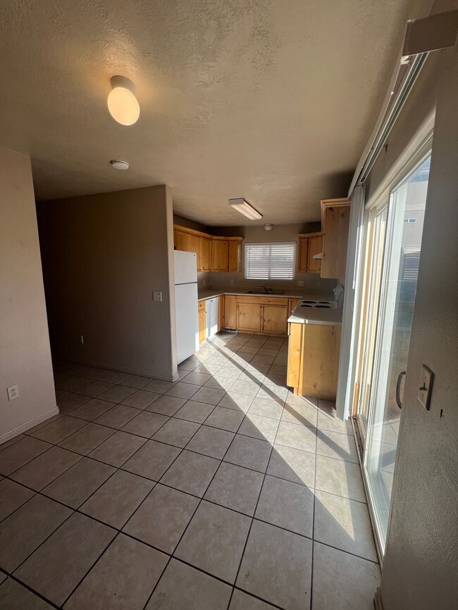 Building Photo - 3 bedroom 2 bathroom condo in great location!