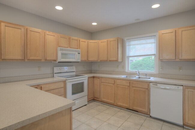 Foto del edificio - Beautiful Town Home available for short te...